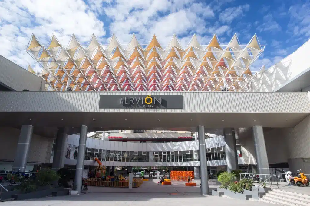 Vender piso en Nervión, imagen del centro comercial Nervión plaza en un día soleado
